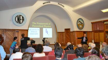 El científico y Nobel de Física dio una clase magistral a los alumnos y público de Bariloche