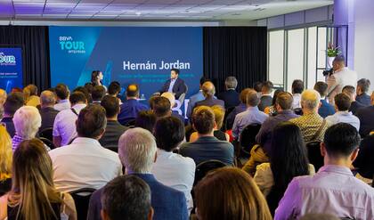 El cierre convocó a cerca de 100 clientes.