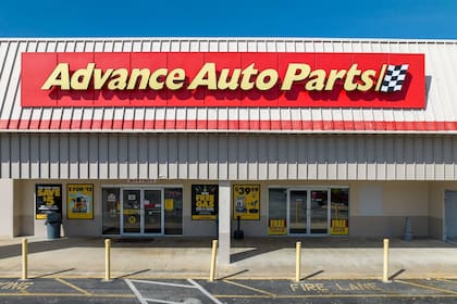 El cierre de 700 tiendas afectará directamente a los clientes que dependen de estos establecimientos para adquirir autopartes y recibir asesoramiento técnico (advanceautoparts)