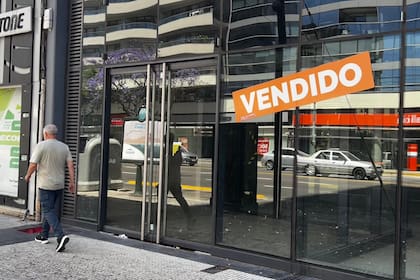 Marcas Internacionales como Indian, Decathlon y Hugo Boss: El Fenómeno que Antecedió su Llegada 3 Locales vacíos tras el cierre de sucursales bancarias