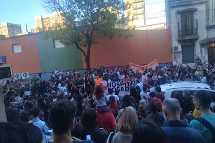 "El cierre de dichos servicios es el paso previo al cierre total del hospital dejando sin tratamiento miles de pacientes en salud mental, incluyendo niñas, niños y adolescentes", dijeron los trabajadores en un comunicado