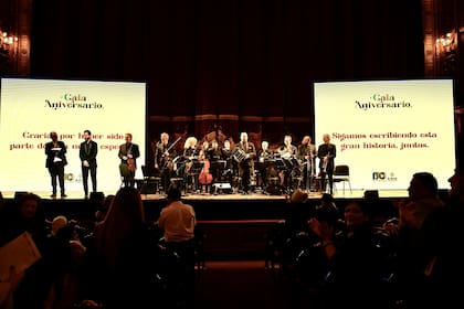 El cierre de la gala por el 130 aniversario de AMIA. El público aplaudió piezas como "Homenaje a Lalo Schifrin y a músicos académicos judeo-argentinos", "En cada rincón de la Argentina", "Good show: el arte de hacer reír" y "Las letras: homenaje a Aída Bortnik y a escritores judeo-argentinos"