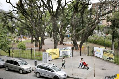 El cierre de la plaza Castelli, en Belgrano R, afecta también a los negocios de la zona