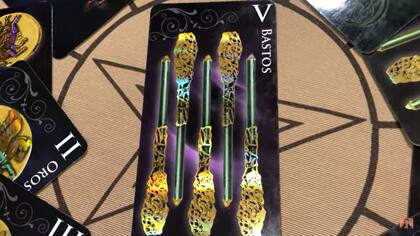 El cinco de bastos será la carta de la semana de Leo