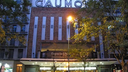 El nombre del cine sobre la parte superior de la fachada resulta imponente y resalta en medio de la austeridad de las líneas del edificio