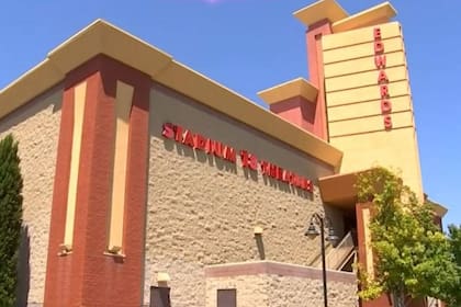 El cine Regal Edwards Corona Crossings, en la ciudad de Corona, California, donde un atacante ingresó armado y disparó sobre los espectadores el pasado 26 de julio