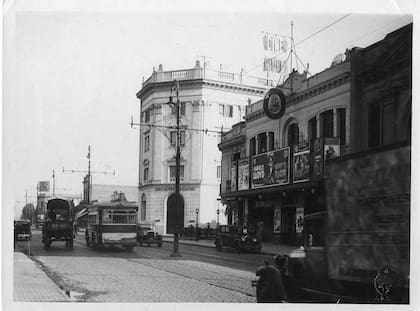 El cine teatro Rivoli con la marquesina de la época.
