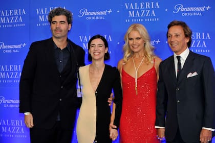 El cineasta Armando Bo y su pareja, Luciana Marti, junto a los grandes anfitriones de la noche