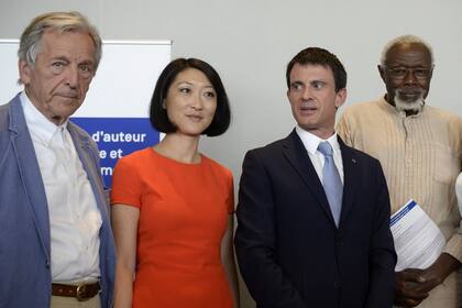El cineasta Costa-Gavras junto a la ministra de cultura de Francia, Fleur Pellerin, el primer ministro francés Manuel Valls y el cineasta Souleymane Cisse, en Cannes