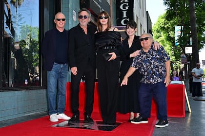 El cineasta estadounidense Tim Burton celebró junto a un selecto y engamado grupo de amigos su llegada al Paseo de la Fama de Hollywood