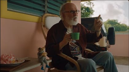 El cineasta puertorriqueño Jacobo Morales participó del corto "Debí tirar más fotos" en el que dialoga con "Concho", el sapo endémico de la isla (Fuente: You Tube)