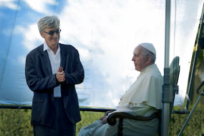 Wim Wenders y Francisco en una pausa del rodaje del largometraje documental que el destacado director alemán le dedicó al Papa
