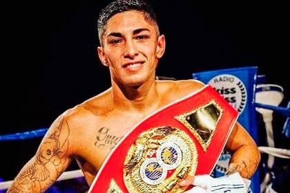 El cinturón de un feliz Jeremías Ponce, luego de vencer al alemán Rico Mueller