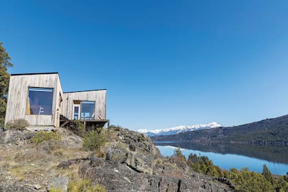 En la fachada, el ciprés se cubrió únicamente con aceite de lino, a fin de protegerlo, pero, al mismo tiempo, dejarlo envejecer y desteñirse.