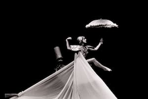 El circo, obra de Alberto Agüero en el Teatro Nacional Cervantes registrada por Julie Weisz en 1988; la exhibe Hilario en Pinta BAphoto