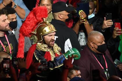 El circo previo: Tyson Fury llega al ring vestido de algo así como legionario romano.