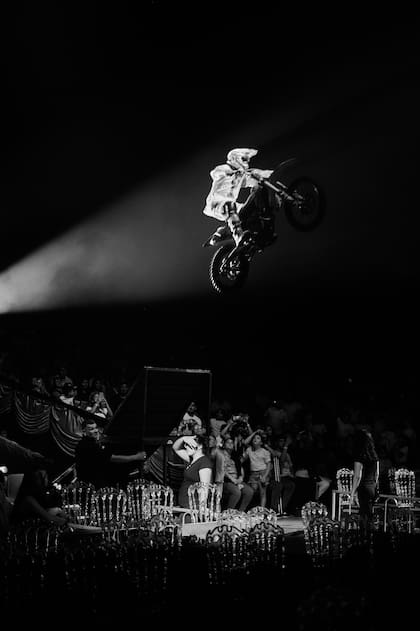 El Circo Rodas cuenta con rutinas de malabarismo, contorsión y magia hasta actos de alto impacto, como los impresionantes números de los dos globos de la muerte y las motos voladoras entre otras pruebas acrobáticas de auténtico riesgo