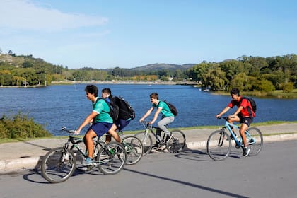 El circuito alrededor del Paseo del lago es una invitación para los ciclistas y corredores.