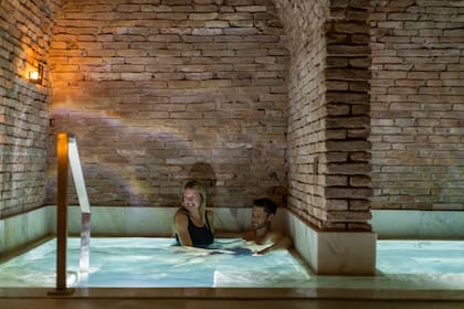 El circuito de baños termales del Azur Real aprovechó la planta soterrada del edificio y usó ladrillos de demolición para los muros, arcos y bóvedas