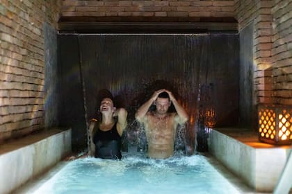 El circuito termal se inauguró en diciembre de 2020 y comprende 12 estaciones que, entre aromas y sonidos, interpelan los sentidos a la luz de las velas.