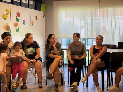 El círculo de sillas que Juliana coordina hoy. La misma sala donde años atrás fue ella la que necesitaba escucha.