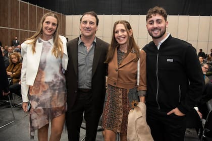 El círculo íntimo: Natalia y Juan Manuel en los extremos, los hijos de Lorenzo, y junto a Irma, su mujer, cuando ella presentó su libro de poemas "Pétalos al aire", en Bogotá