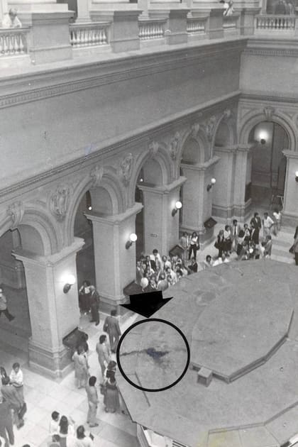El círculo marca el lugar del techo de un kiosco de tribunales donde golpeó la cabeza de Alejandro Puccio cuando se arrojó al vacío desde el quinto piso de ese edificio