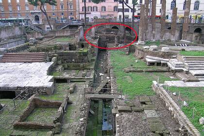 El círculo muestra el lugar donde se encontró la losa que señala donde fue asesinado Julio César