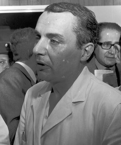 El cirujano Miguel Bellizzi conversa con la prensa el 1° de junio de 1968, luego de haber realizado el primer trasplante de corazón en el país