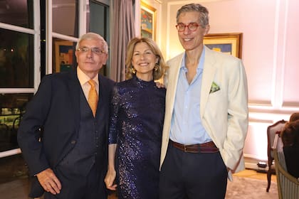 El cirujano plástico y coleccionista Esteban Tedesco saluda
a María Noel (artista plástica) y Agustín Etchebarne (economista;
director de la Fundación Libertad y Progreso)