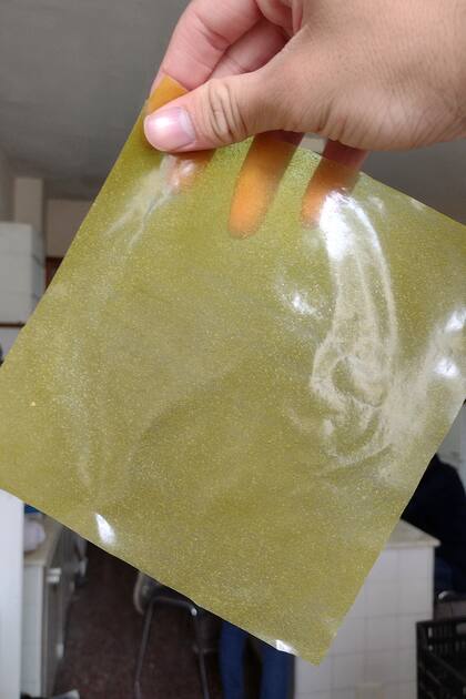 El Citricplas se produce en forma de láminas, en moldes donde se plancha la resina formada, que posteriormente se seca.