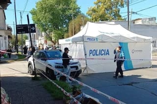 Un oficial mató a un ladrón que, con dos pistolas, apuntaba a un adulto mayor para robarle el auto