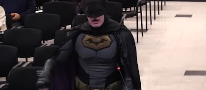 El ciudadano estadounidense ingresó disfrazado de Batman