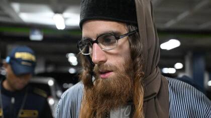 El ciudadano israelí Yoel Alter, de 35 años, miembro de la secta judía ultraortodoxa Lev Tahor, observa mientras es escoltado por agentes de policía guatemalteco.