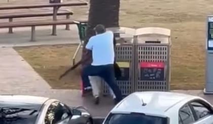 El civil forcejea con uno de los terroristas antes de desarmarlo