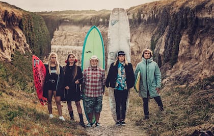 El clan del mar: Flavio y su esposa, Jenny, rodeados por su hija, Cocó, y sus hijos, Jay y Astor.