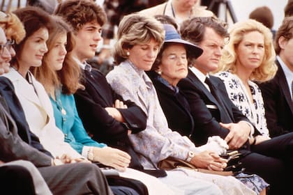 El clan en pleno en la ceremonia en la que se anunció la creación de la Biblioteca y Museo John F. Kennedy, en diciembre de 1977. De izquierda a derecha, Jackie, sus hijos, Caroline y John Junior, Jean Ann Smith, la matriarca de la familia, Rose, el senador Ted Kennedy y su mujer, Joan, y Joseph P. Kennedy