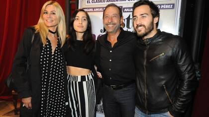 El clan Francella, feliz en el debut teatral de Johanna. Maria Inés Breña y Nicolás