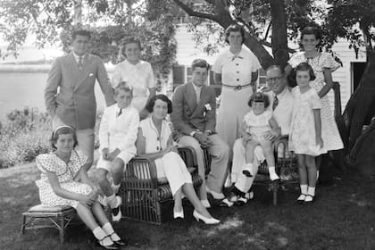 El clan Kennedy en pleno, a mediados de los 30, en Hyannis, Massachussetts. J. F. K. es quien está en el centro. 