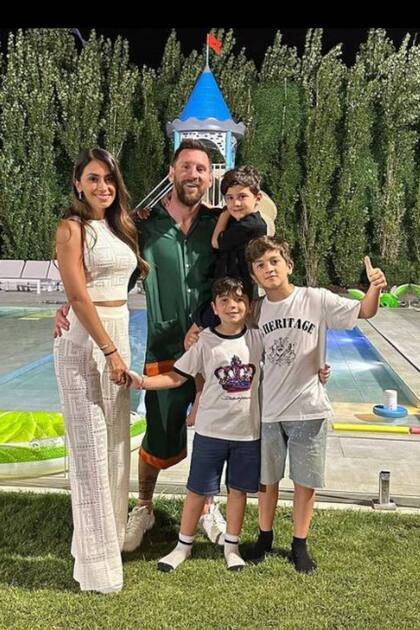 El clan Messi - Roccuzzo recibió el año en Rosario antes de regresar a París