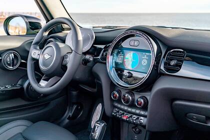 El clásico aro enmarca la pantalla multimedia del MINI Cooper Convertible