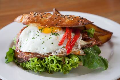 El clásico chivito uruguayo, más barato en la Argentina