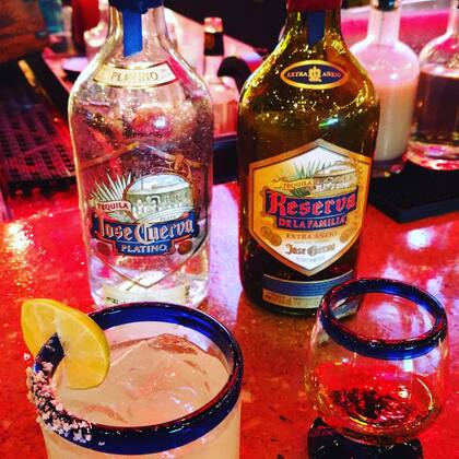 El clásico coctel mexicano. Lleva tequila, licor de naranja, jugo de limón, jarabe y se sirve en una copa escarchada con sal (Crédito: Instagram/@toddmccalla)