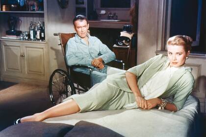 El clásico de Hitchcock "La ventana indiscreta" (1954) era emitida en la TV de A. J. Finn cuando le surgió la idea de la novela, mirando a unos vecinos