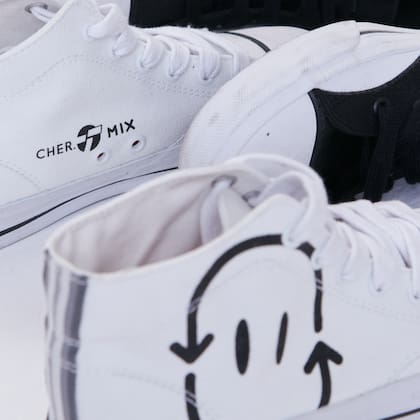El clásico demin podés combinarlos con estas zapatillas TOPPER bottias blancas.