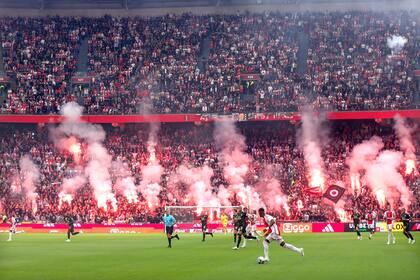 El clásico entre Ajax y Feyenoord fue suspendido cuando este último ganaba 3 a 0 por incidentes en las tribunas