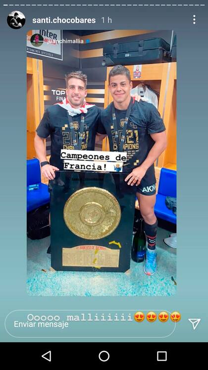 El clásico escudo Brennus, de la liga sa de rugby e instituido por el barón Pierre de Coubertin, creador de los Juegos Olímpicos modernos, luce en manos de Juan Cruz Mallía y Santiago Chocobares.