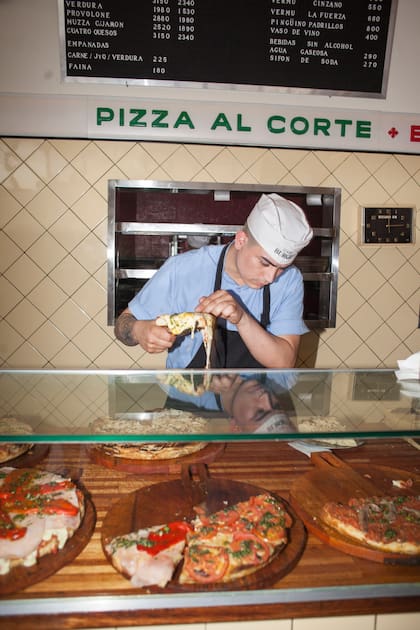 El clásico mostrador de la pizzería se mantuvo