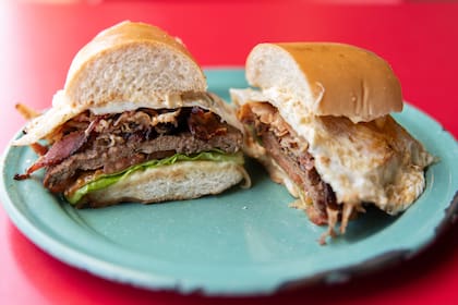 El clásico sándwich de chivito (El Tinkal), un ícono de la gastronomía local