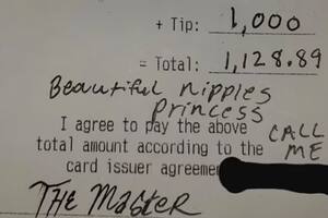 Se alegró al recibir US$1000 de propina, pero descubrió un repudiable mensaje en el ticket